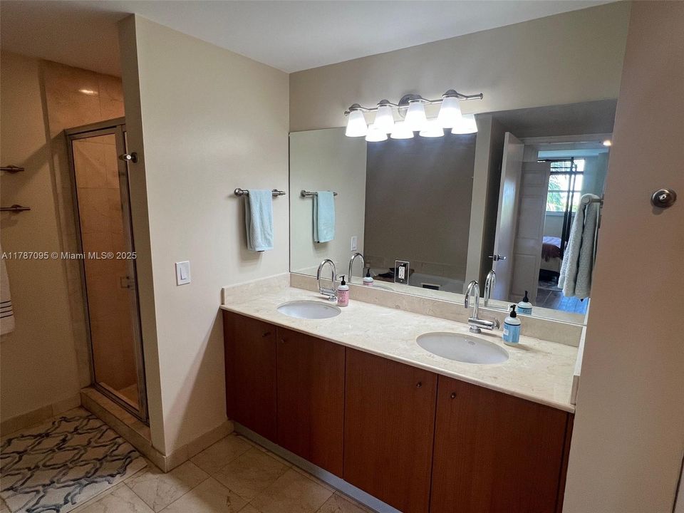 最近售出: $750,000 (2 贝兹, 2 浴室, 1300 平方英尺)