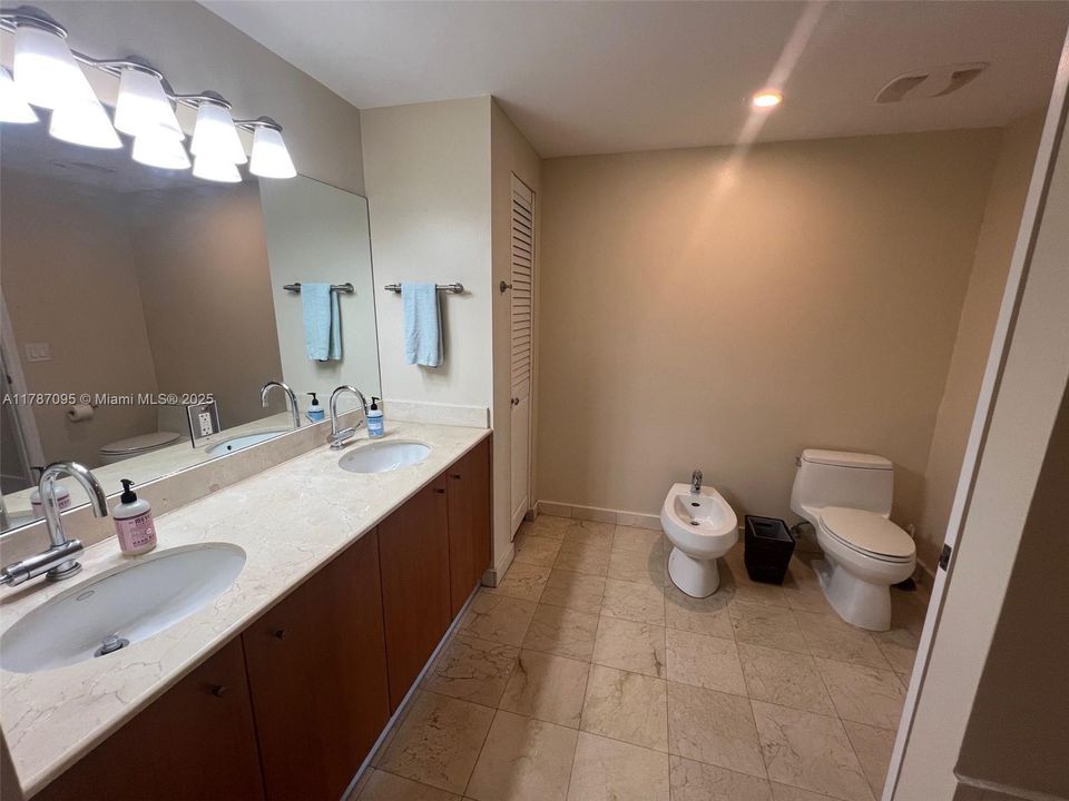 最近售出: $750,000 (2 贝兹, 2 浴室, 1300 平方英尺)