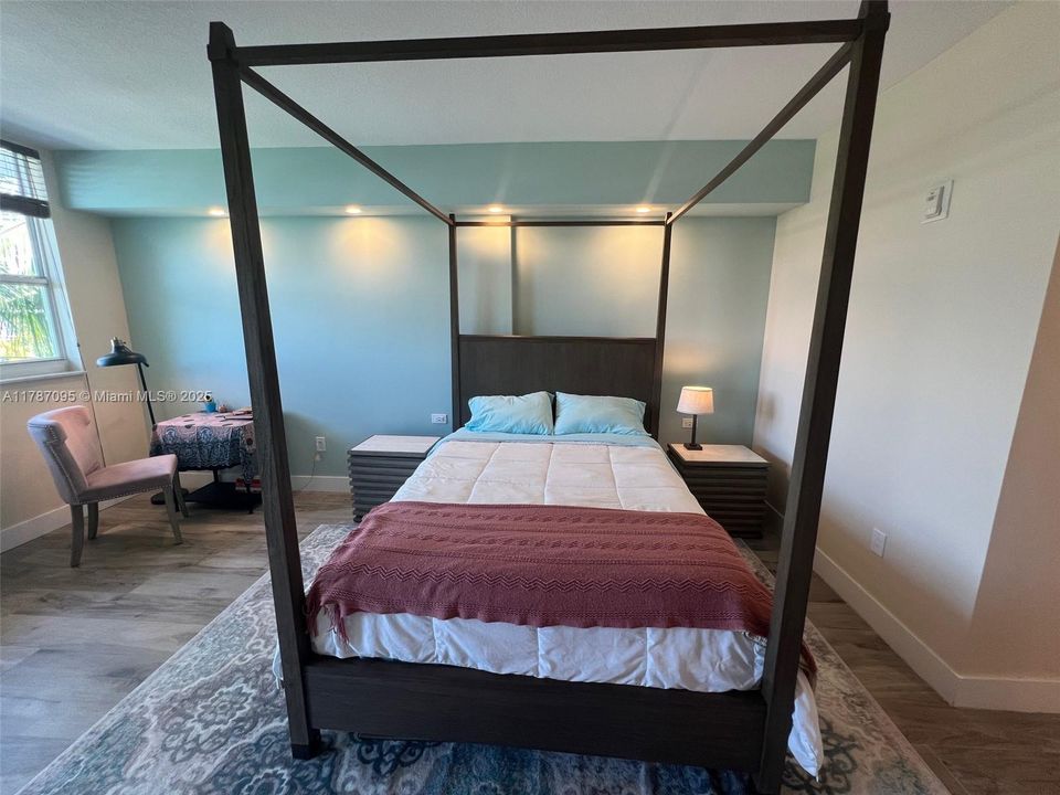 最近售出: $750,000 (2 贝兹, 2 浴室, 1300 平方英尺)