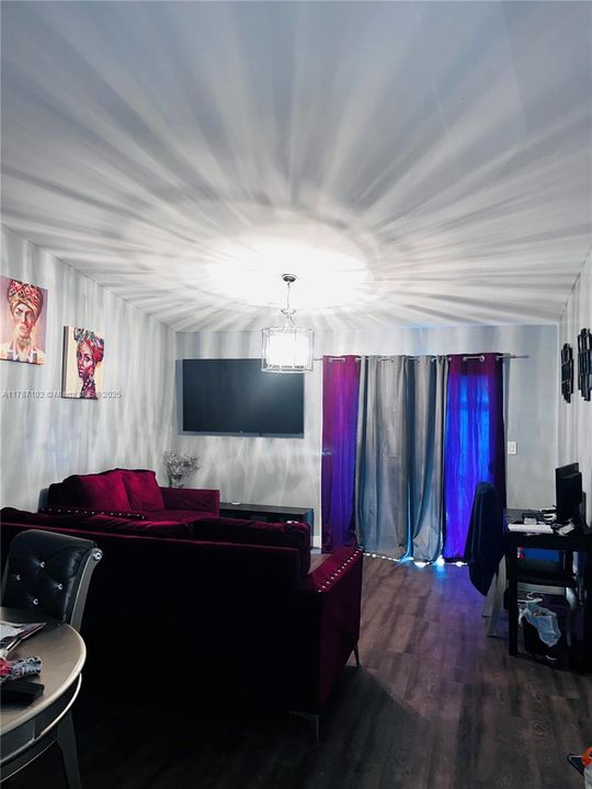 En Venta: $330,000 (2 camas, 2 baños, 952 Pies cuadrados)