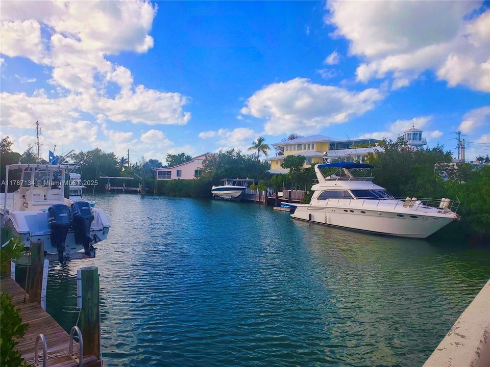 待售: $620,000 (0.41 acres)