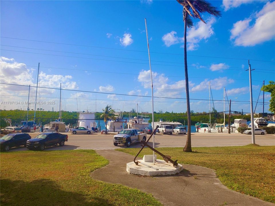 待售: $620,000 (0.41 acres)