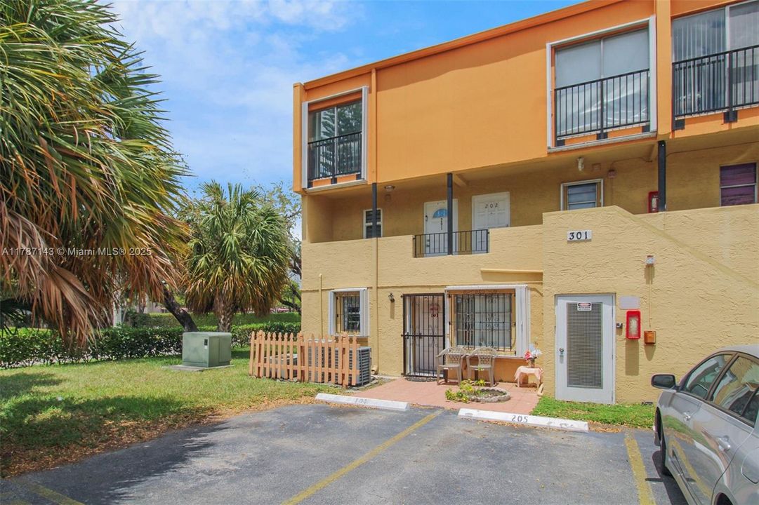 Activo con contrato: $269,900 (2 camas, 2 baños, 1113 Pies cuadrados)