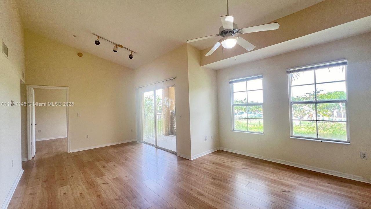 最近租的: $1,850 (1 贝兹, 1 浴室, 760 平方英尺)