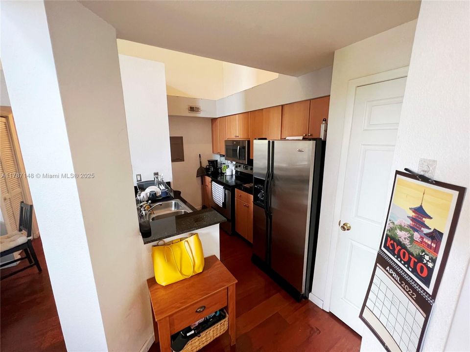 Recently Rented: $2,000 (2 beds, 1 baths, 934 Square Feet)