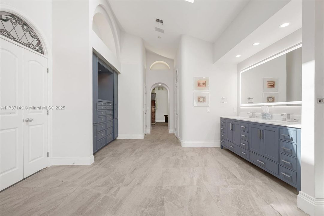 На продажу: $9,750,000 (5 спален, 4 ванн, 5299 Квадратных фут)