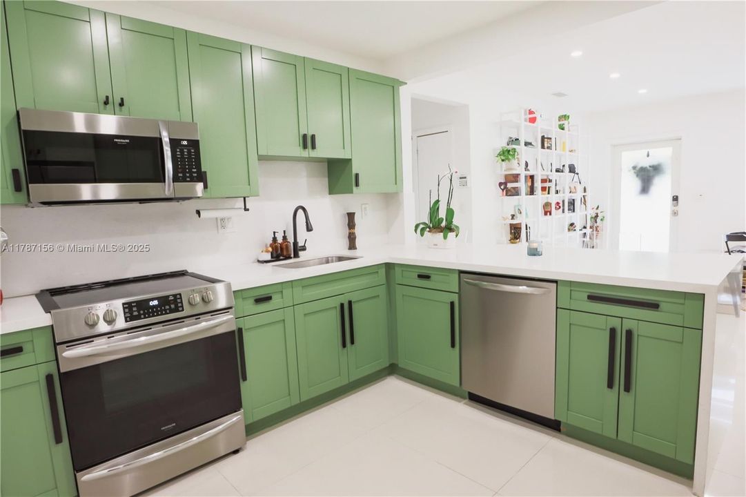 Recently Sold: $1,020,000 (4 beds, 2 baths, 1600 Square Feet)