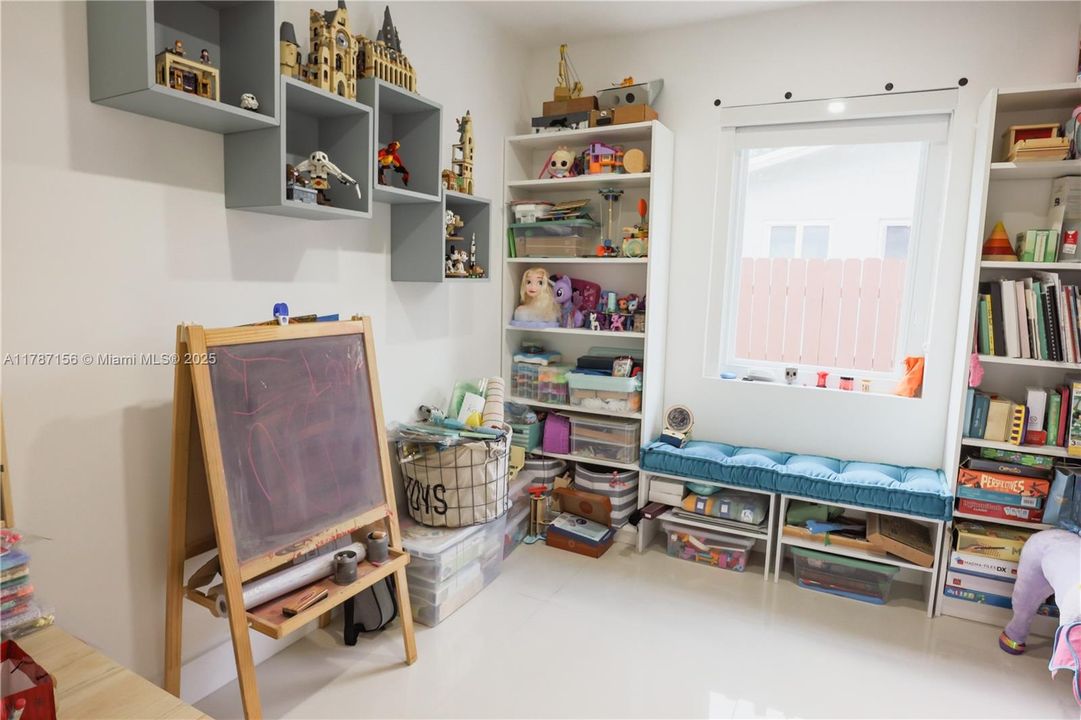 Recently Sold: $1,020,000 (4 beds, 2 baths, 1600 Square Feet)