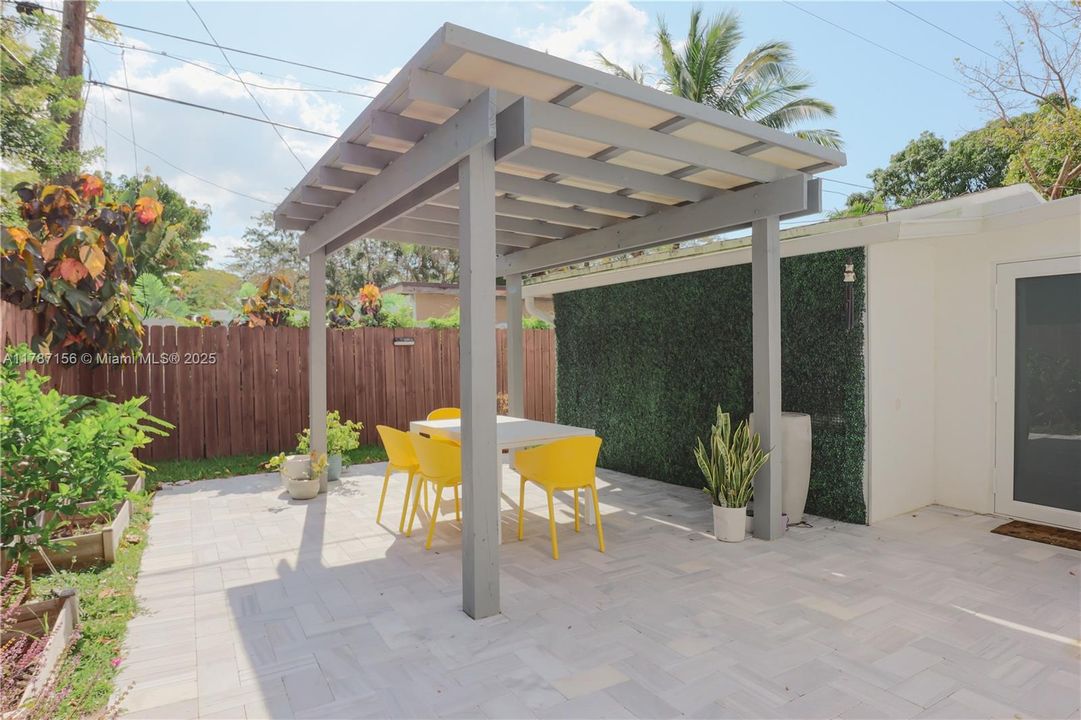 Recently Sold: $1,020,000 (4 beds, 2 baths, 1600 Square Feet)