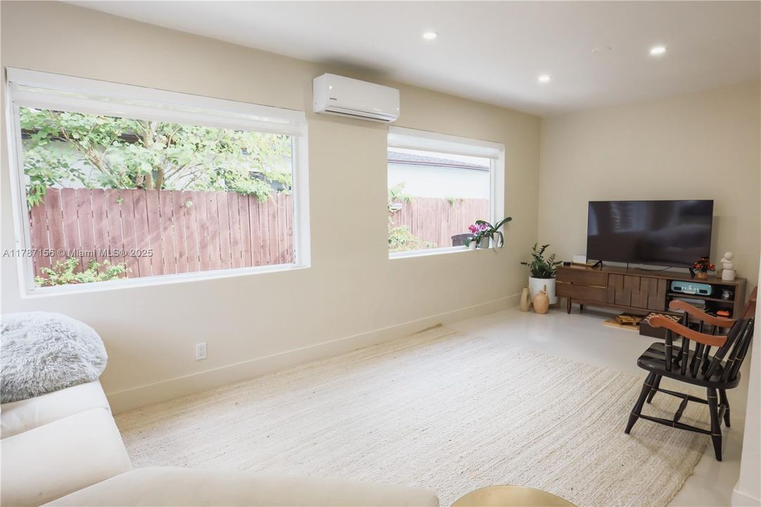 Recently Sold: $1,020,000 (4 beds, 2 baths, 1600 Square Feet)