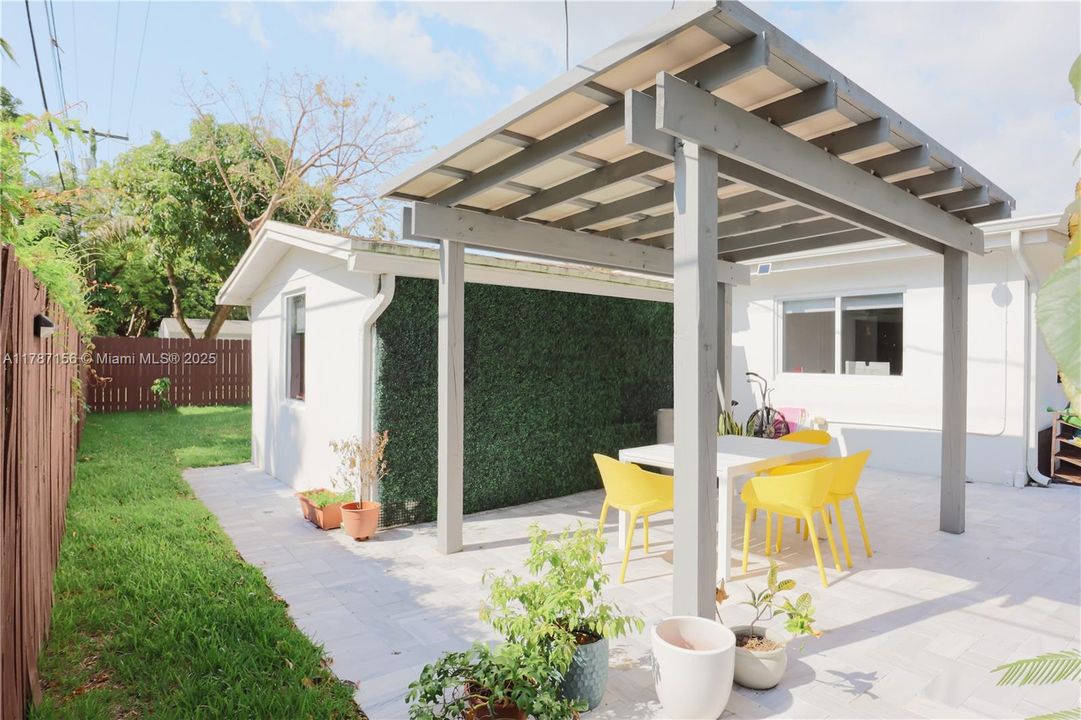 Recently Sold: $1,020,000 (4 beds, 2 baths, 1600 Square Feet)