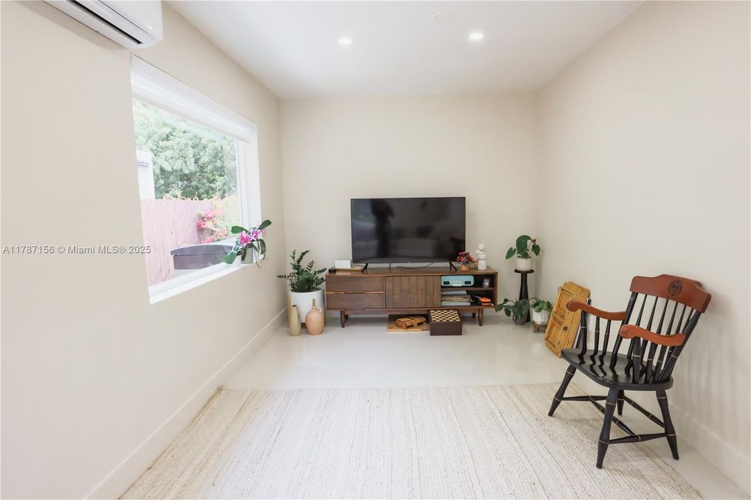 Recently Sold: $1,020,000 (4 beds, 2 baths, 1600 Square Feet)