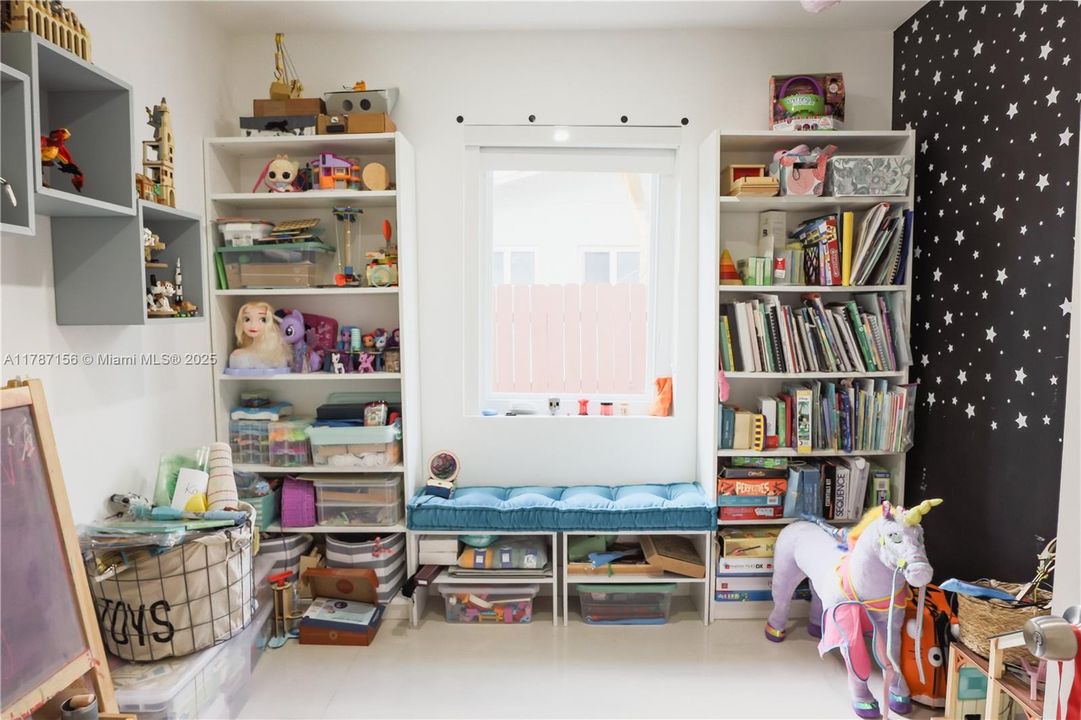 Recently Sold: $1,020,000 (4 beds, 2 baths, 1600 Square Feet)