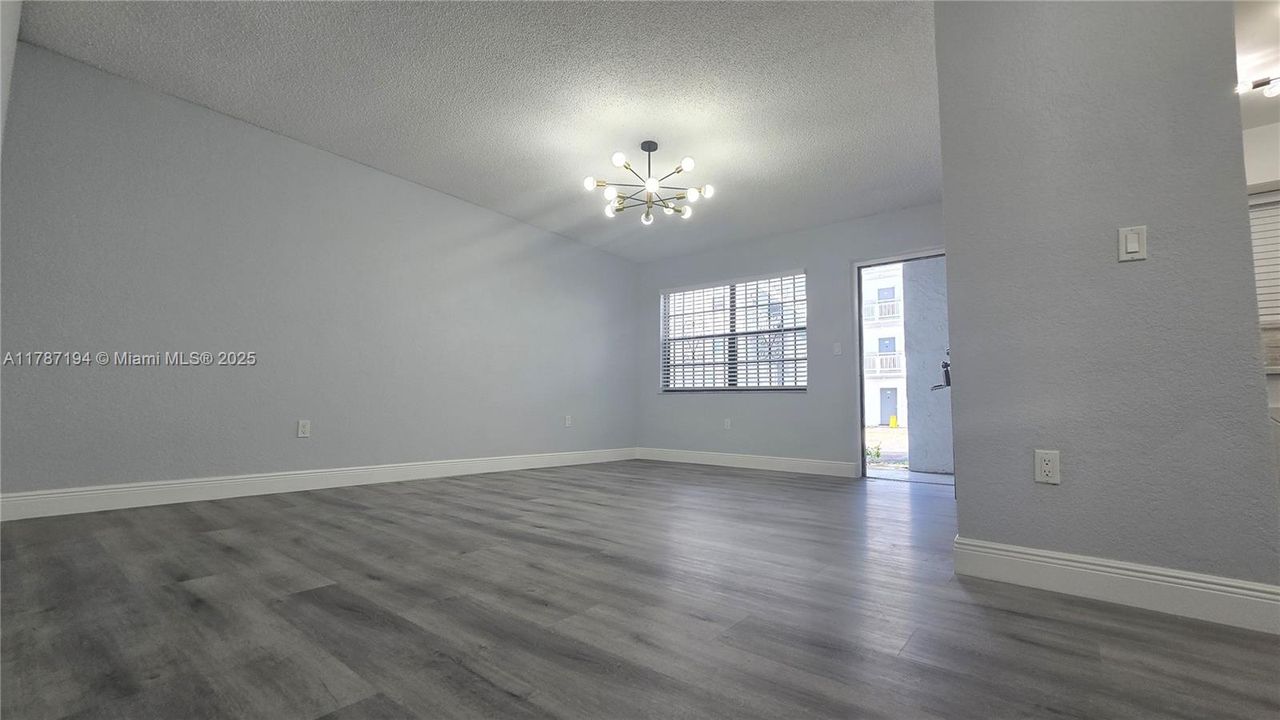 Недавно продано: $142,900 (1 спален, 1 ванн, 691 Квадратных фут)