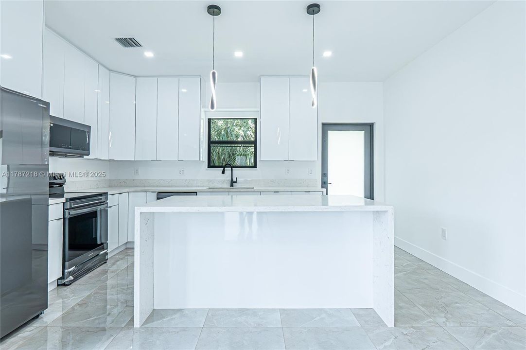 最近租的: $3,700 (4 贝兹, 2 浴室, 0 平方英尺)