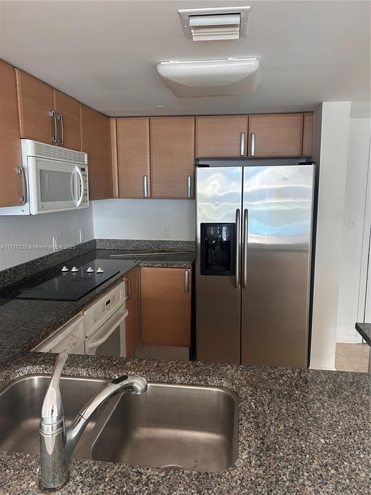 For Rent: $2,800 (1 beds, 1 baths, 791 Square Feet)