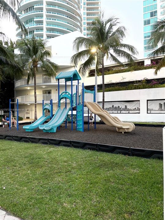 For Rent: $2,800 (1 beds, 1 baths, 791 Square Feet)