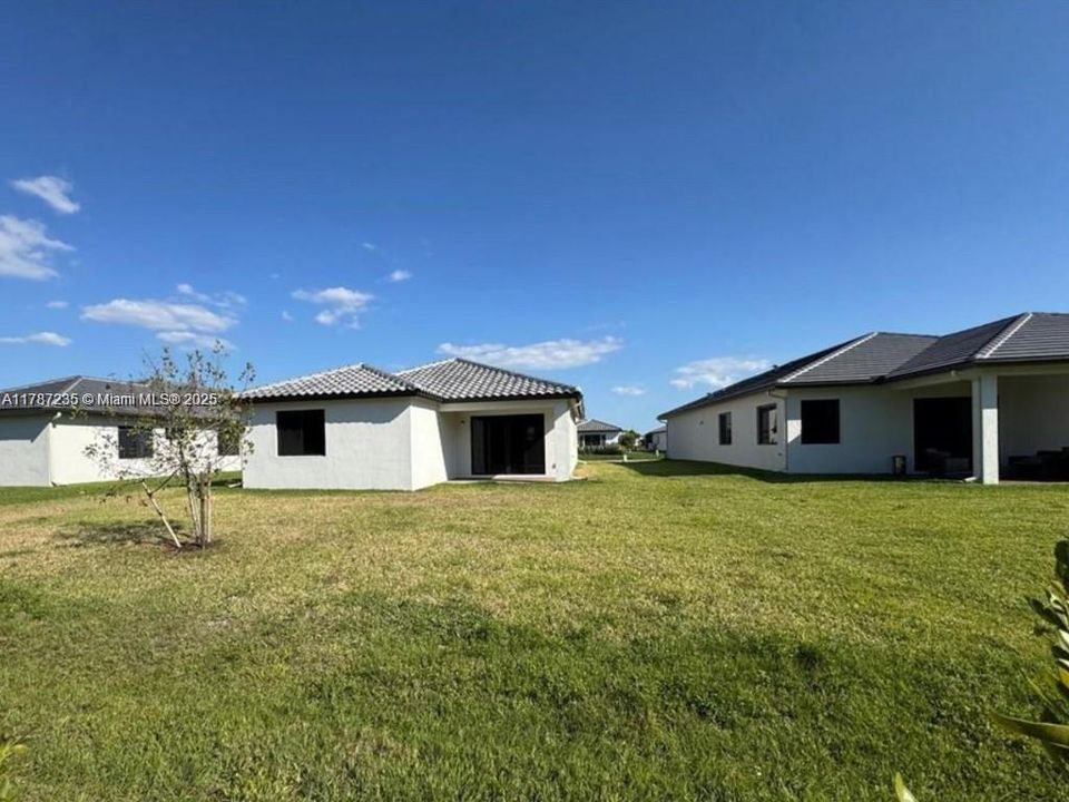 For Rent: $2,700 (3 beds, 2 baths, 1726 Square Feet)