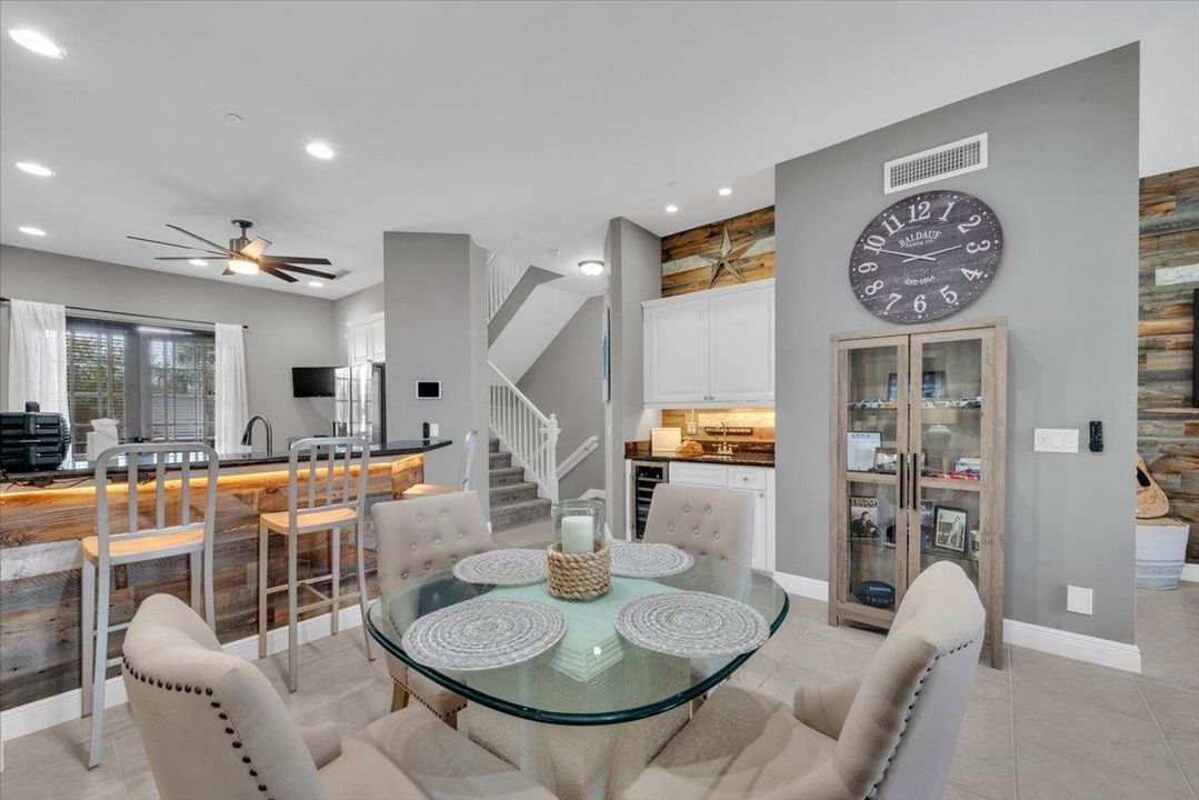 Dining/bar