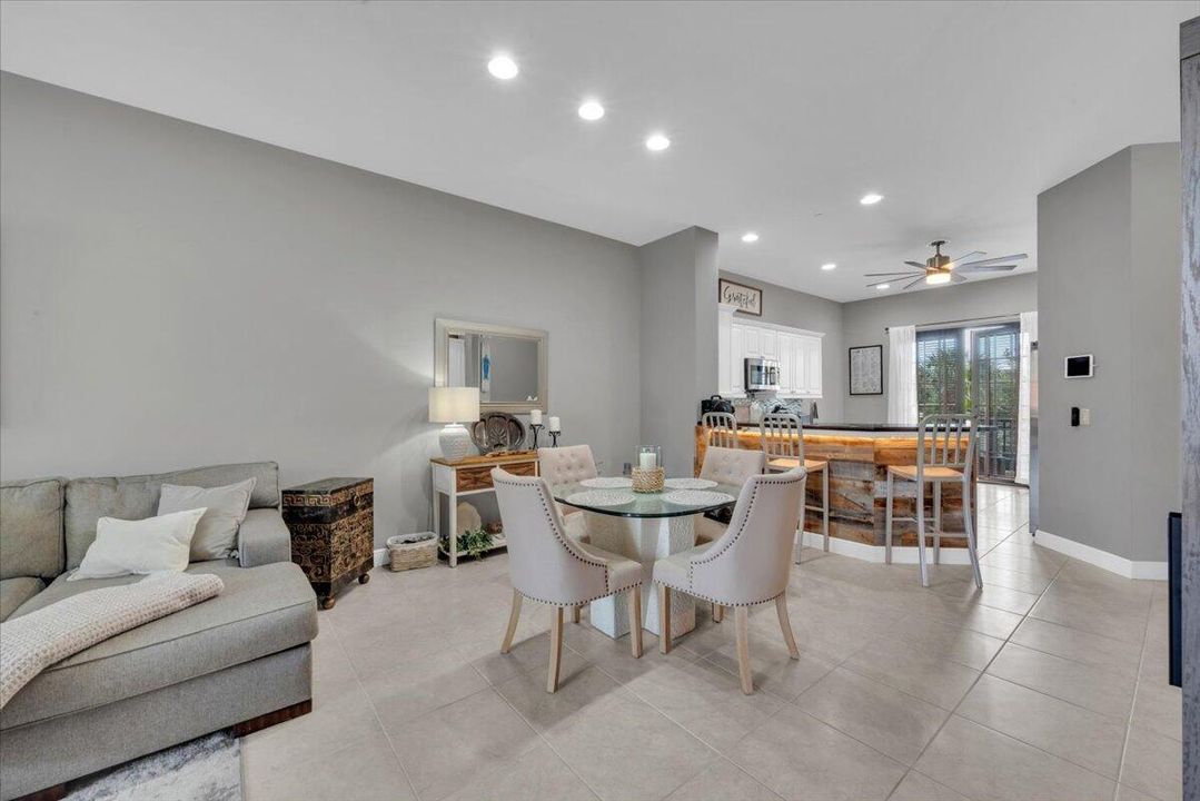 Dining/bar