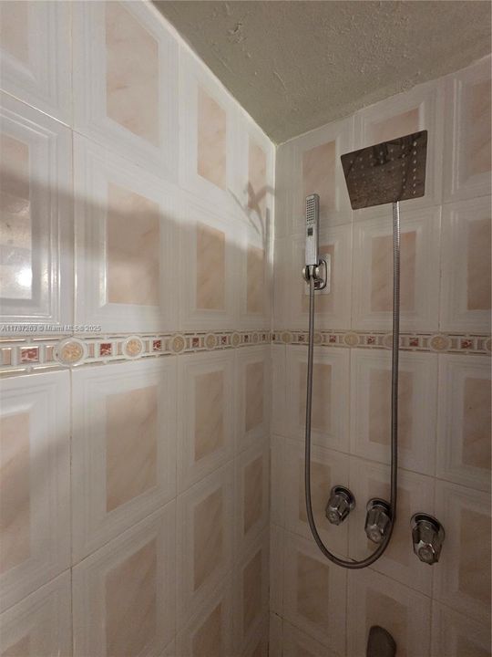 最近售出: $230,000 (1 贝兹, 1 浴室, 684 平方英尺)