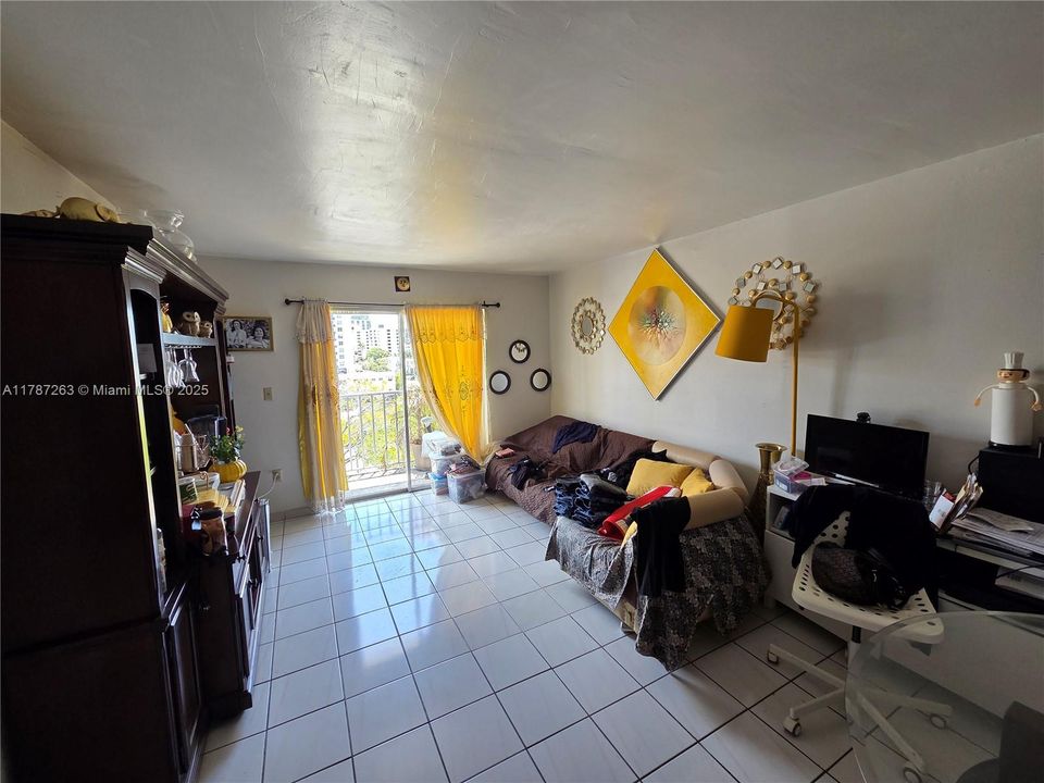 最近售出: $230,000 (1 贝兹, 1 浴室, 684 平方英尺)