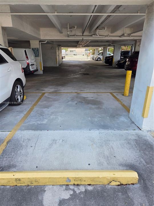 最近售出: $230,000 (1 贝兹, 1 浴室, 684 平方英尺)