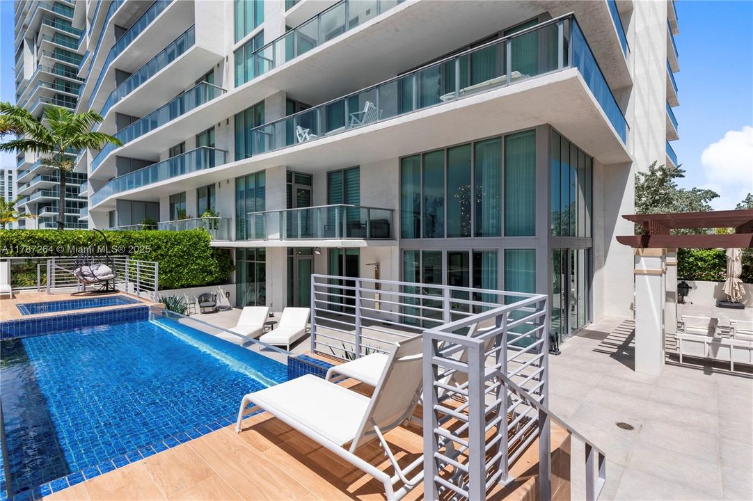 Recently Sold: $4,700,000 (6 beds, 5 baths, 4650 Square Feet)