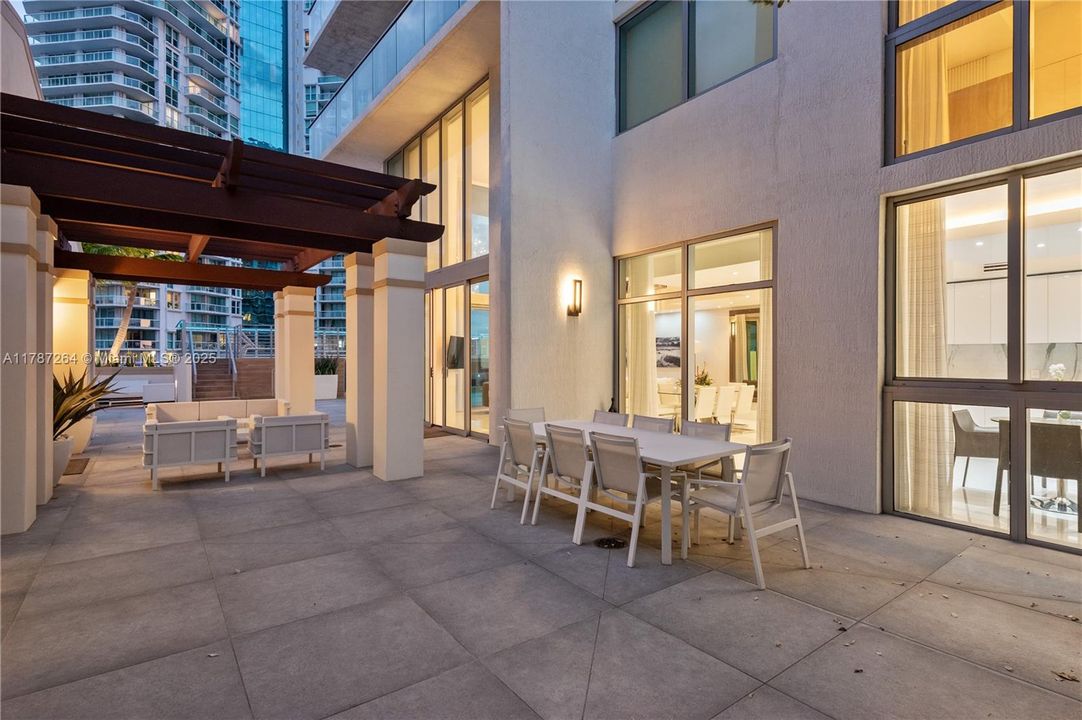 Recently Sold: $4,700,000 (6 beds, 5 baths, 4650 Square Feet)