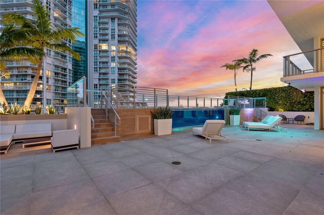 Recently Sold: $4,700,000 (6 beds, 5 baths, 4650 Square Feet)