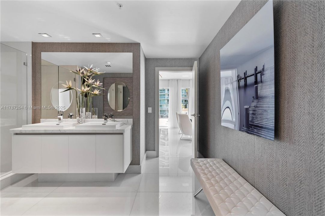 Recently Sold: $4,700,000 (6 beds, 5 baths, 4650 Square Feet)