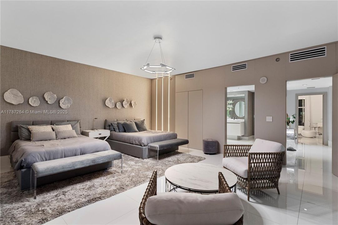 Recently Sold: $4,700,000 (6 beds, 5 baths, 4650 Square Feet)