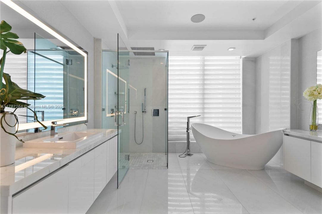 Recently Sold: $4,700,000 (6 beds, 5 baths, 4650 Square Feet)