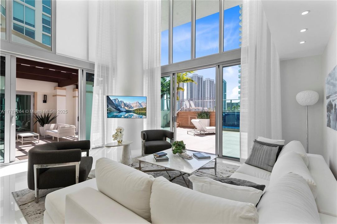 Recently Sold: $4,700,000 (6 beds, 5 baths, 4650 Square Feet)