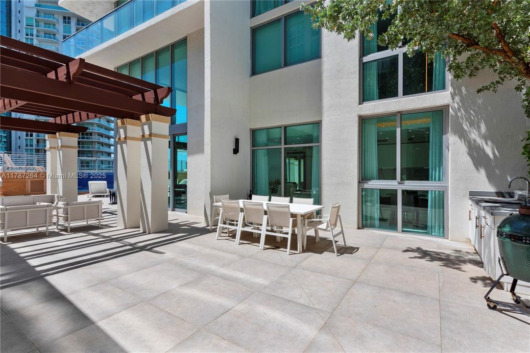 Recently Sold: $4,700,000 (6 beds, 5 baths, 4650 Square Feet)