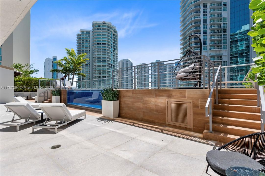 Recently Sold: $4,700,000 (6 beds, 5 baths, 4650 Square Feet)