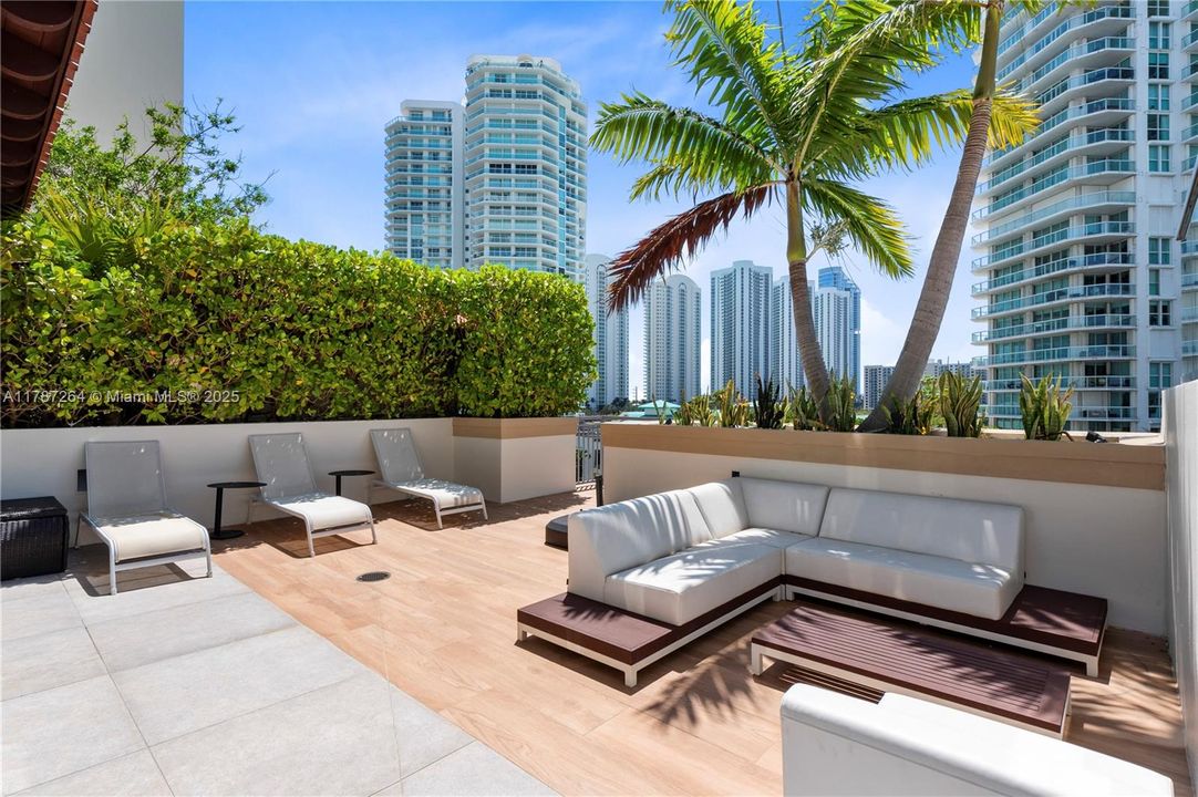 Recently Sold: $4,700,000 (6 beds, 5 baths, 4650 Square Feet)