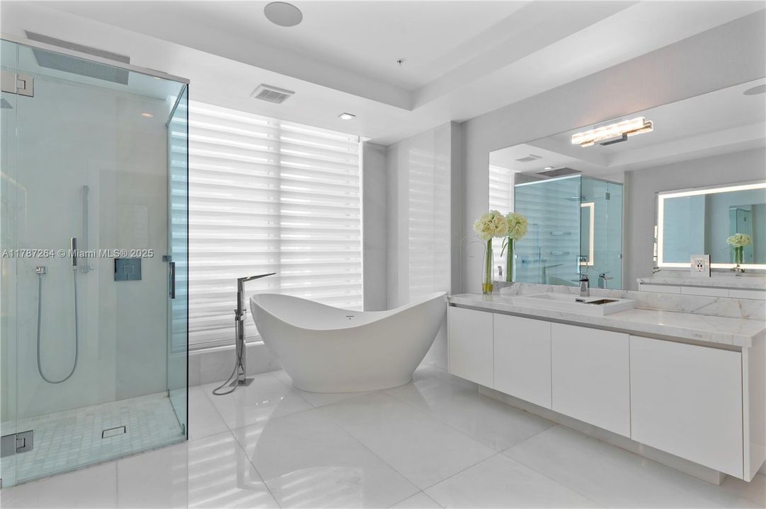 Recently Sold: $4,700,000 (6 beds, 5 baths, 4650 Square Feet)