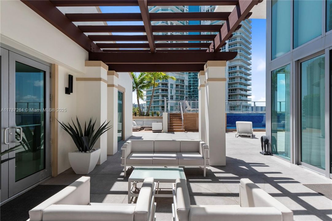 Recently Sold: $4,700,000 (6 beds, 5 baths, 4650 Square Feet)