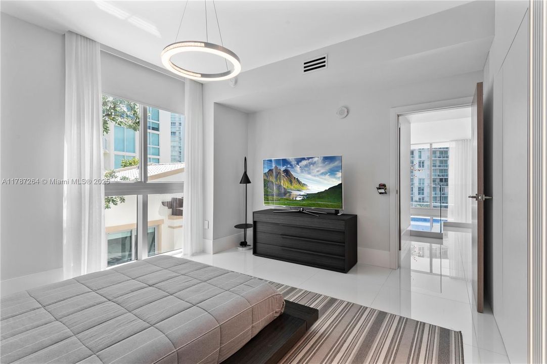 Recently Sold: $4,700,000 (6 beds, 5 baths, 4650 Square Feet)