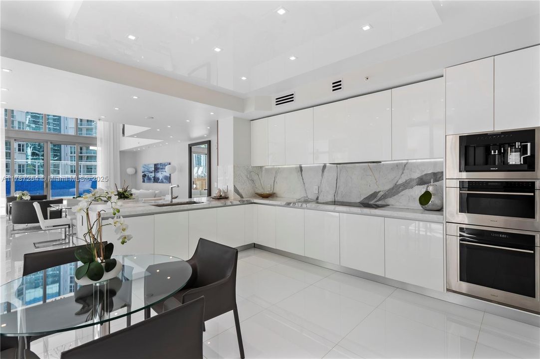 Recently Sold: $4,700,000 (6 beds, 5 baths, 4650 Square Feet)