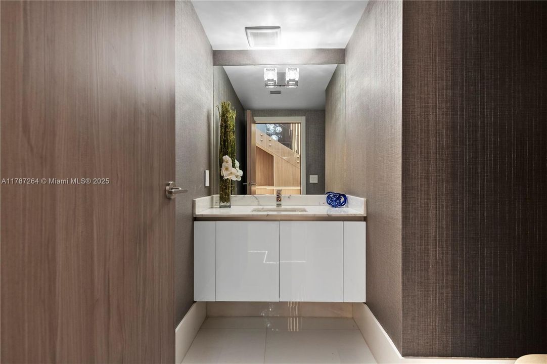 Recently Sold: $4,700,000 (6 beds, 5 baths, 4650 Square Feet)