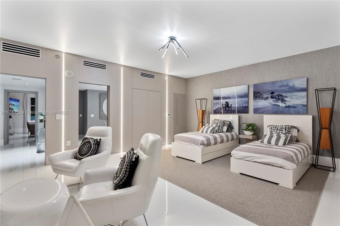 Recently Sold: $4,700,000 (6 beds, 5 baths, 4650 Square Feet)