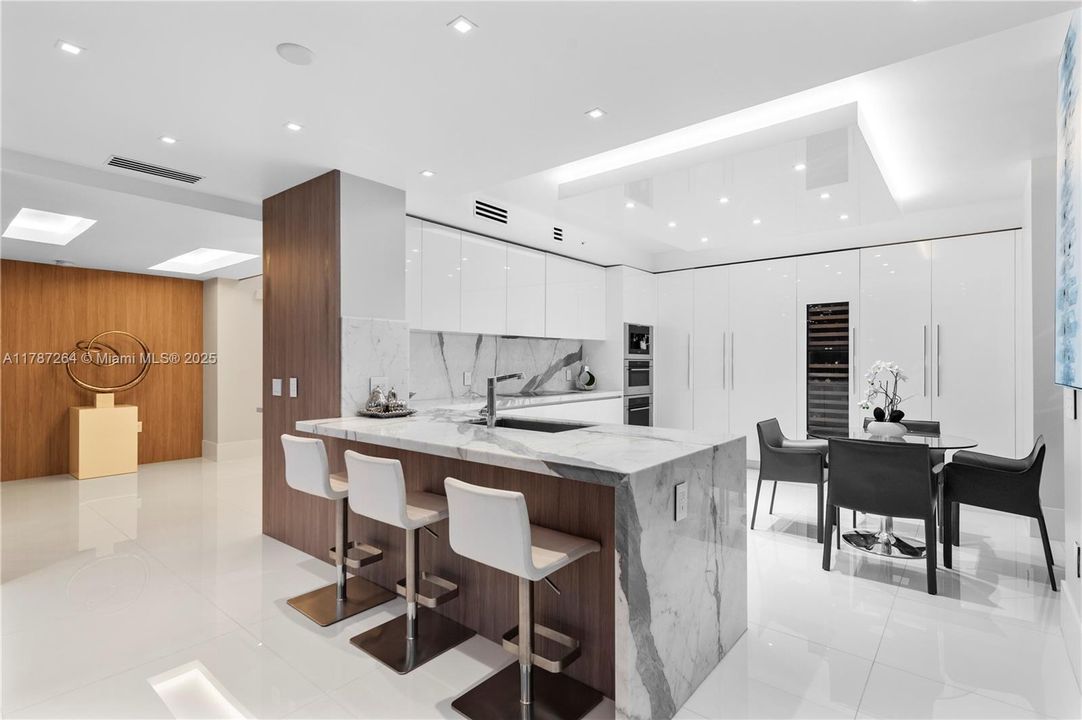 Recently Sold: $4,700,000 (6 beds, 5 baths, 4650 Square Feet)