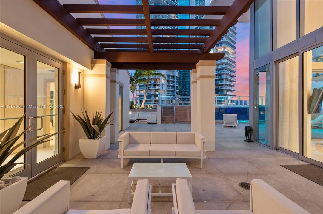 Recently Sold: $4,700,000 (6 beds, 5 baths, 4650 Square Feet)