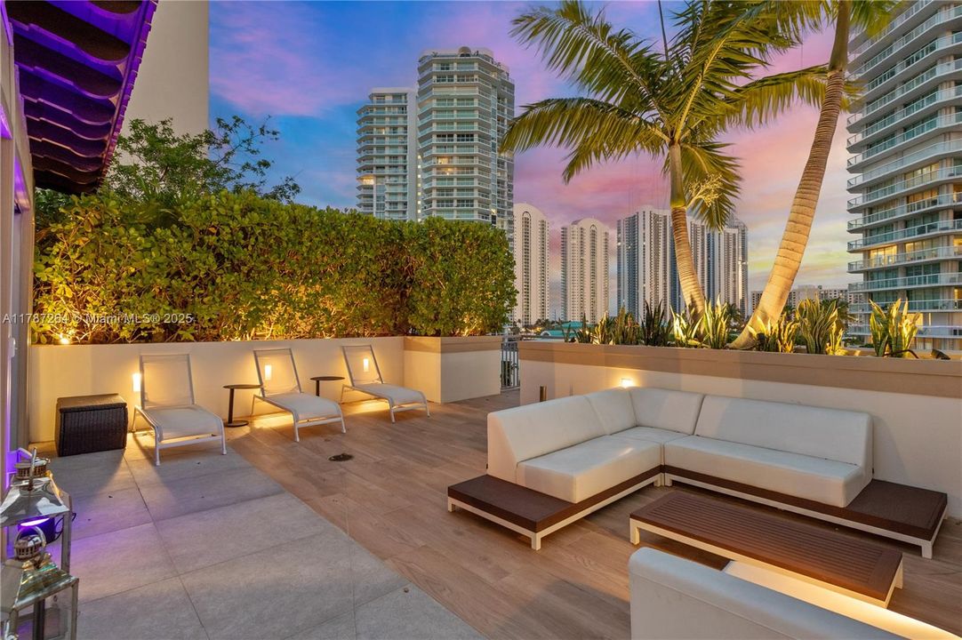 Recently Sold: $4,700,000 (6 beds, 5 baths, 4650 Square Feet)