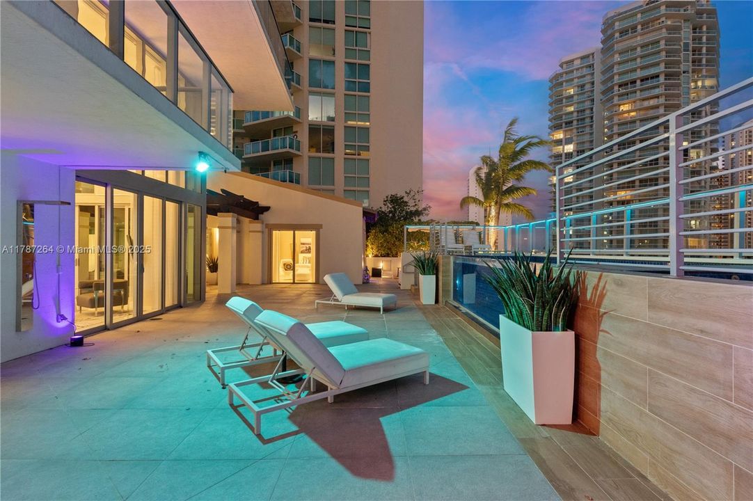 Recently Sold: $4,700,000 (6 beds, 5 baths, 4650 Square Feet)