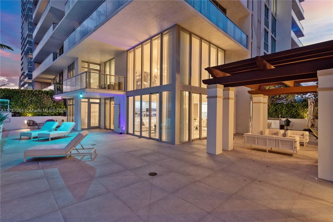 Recently Sold: $4,700,000 (6 beds, 5 baths, 4650 Square Feet)