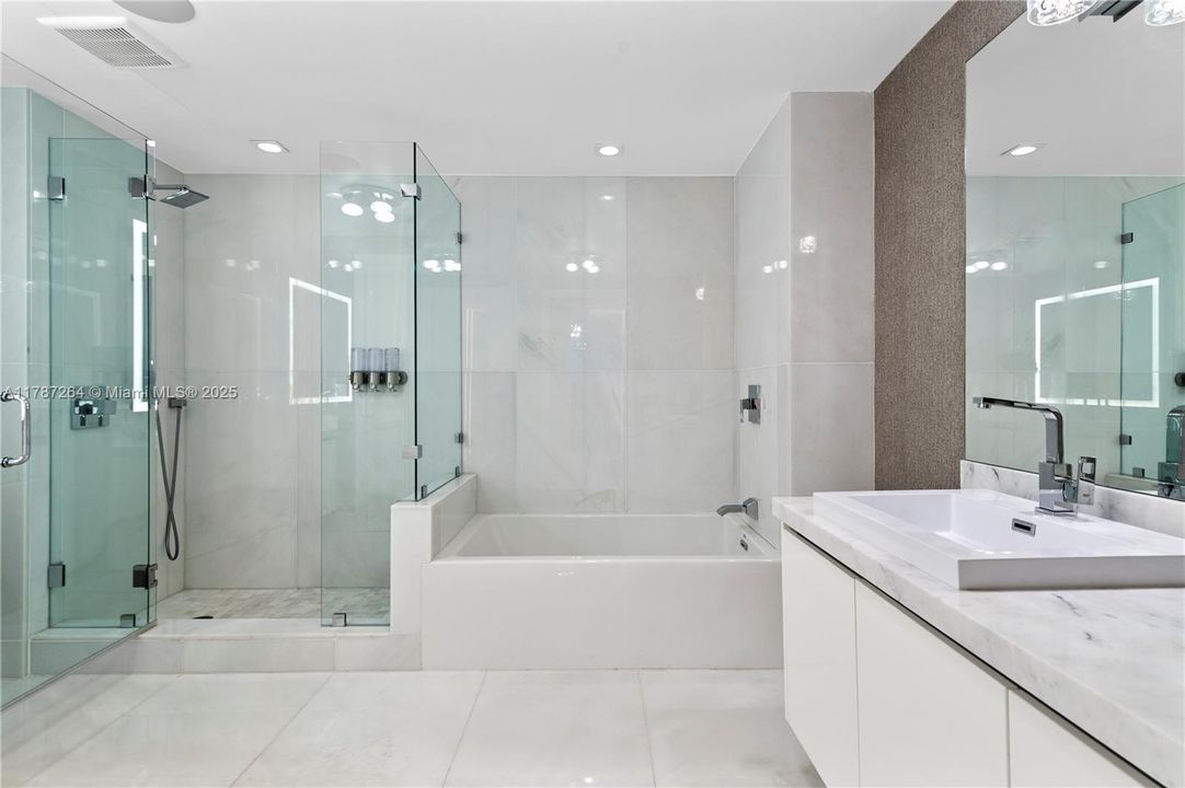 Recently Sold: $4,700,000 (6 beds, 5 baths, 4650 Square Feet)