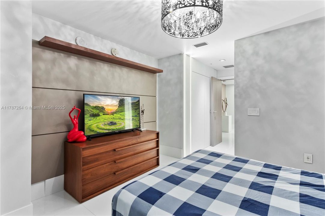 Recently Sold: $4,700,000 (6 beds, 5 baths, 4650 Square Feet)